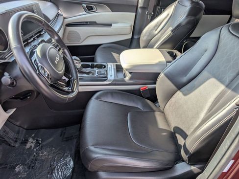 Used 2024 Kia Carnival LX image 5