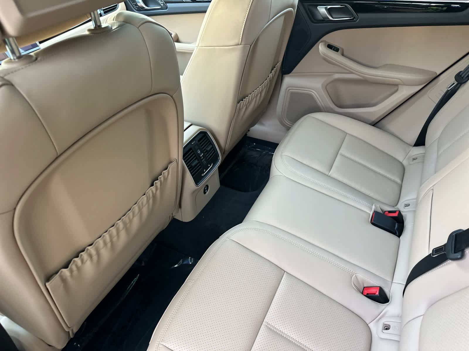 Certified 2025 Porsche Macan AWD/4WD image 13