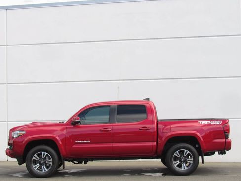 Certified 2019 Toyota Tacoma TRD Sport w/ Technology Package AWD/4WD image 4