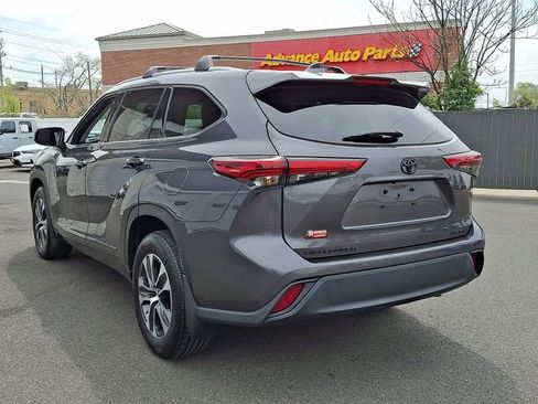 Used 2022 Toyota Highlander XLE image 4