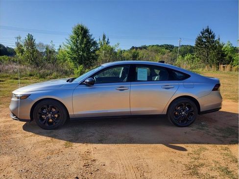 Used 2025 Honda Accord SE image 6