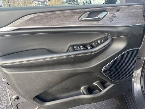 Used 2022 Jeep Grand Cherokee Overland w/ Adv Protech Group III image 14