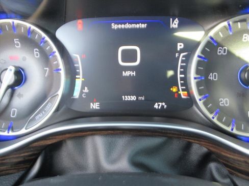 Used 2024 Chrysler Pacifica Limited image 35