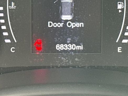 Used 2017 Jeep Renegade Latitude w/ Popular Equipment Group image 16