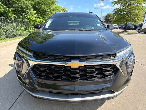 Used 2025 Chevrolet Trax LT w/ LT Convenience Package FWD image 8