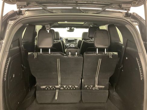 Used 2024 Chrysler Pacifica Premium image 10