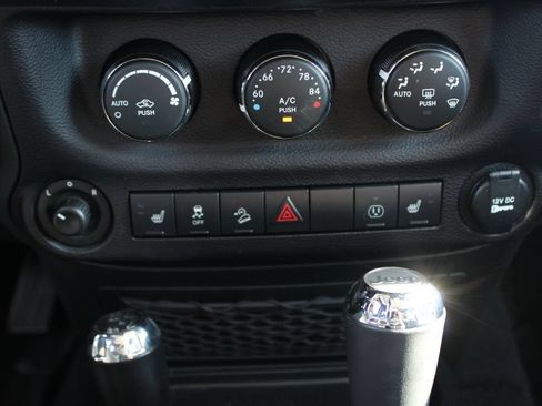 Used 2018 Jeep Wrangler Sahara w/ Connectivity Group AWD/4WD image 18