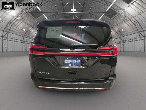 Used 2023 Chrysler Pacifica Touring-L FWD image 6