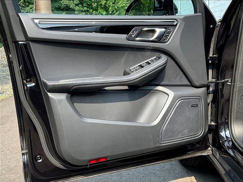 Certified 2025 Porsche Macan image 28