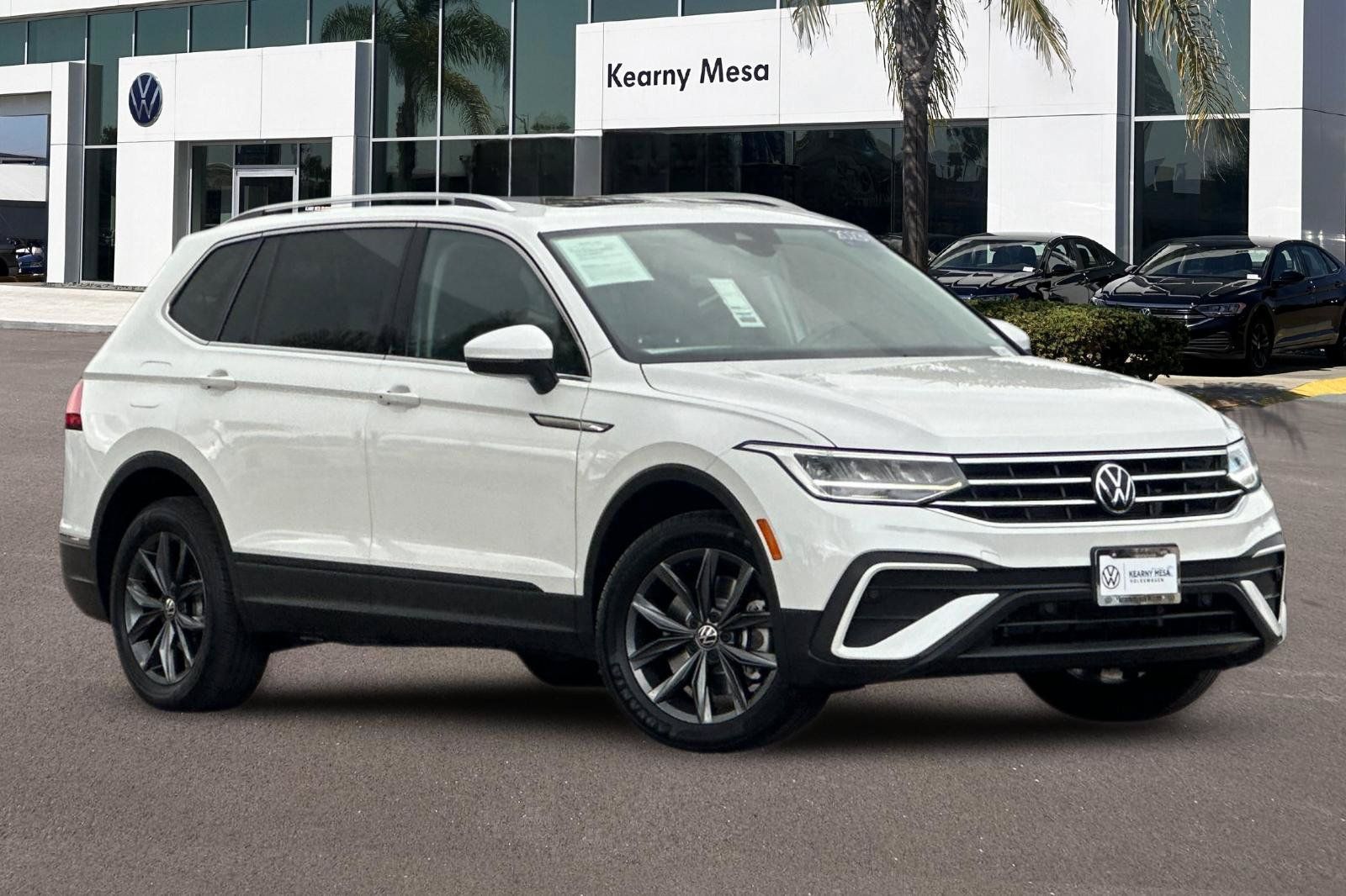 Used 2023 Volkswagen Tiguan SE w/ Panoramic Sunroof Package FWD image 2