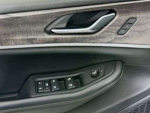 Used 2023 Jeep Grand Cherokee Limited w/ Luxury Tech Group II RWD image 15