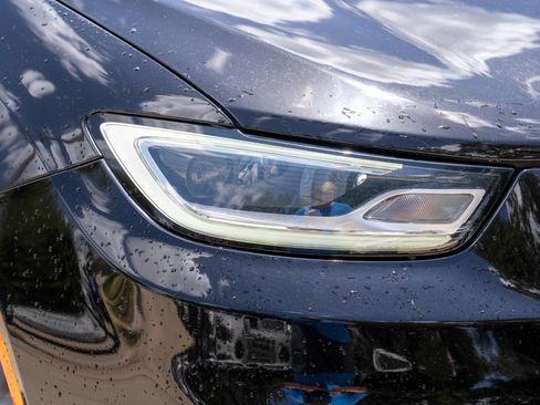 Used 2024 Chrysler Pacifica Touring-L FWD image 2