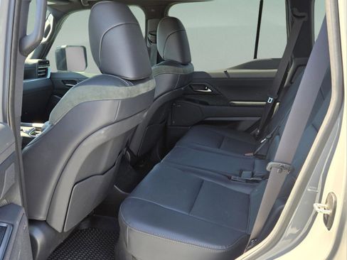 Used 2025 Lexus GX 550 w/ Accessory Package (32) AWD/4WD image 10