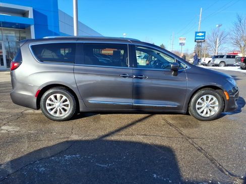 Used 2018 Chrysler Pacifica Touring-L Plus image 14