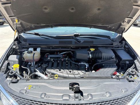 Used 2018 Chrysler Pacifica Limited w/ Tire & Wheel Group FWD image 38