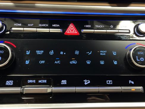 Used 2025 Hyundai Santa Fe Limited AWD/4WD image 18