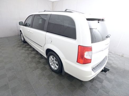 Used 2012 Chrysler Town & Country Touring image 7