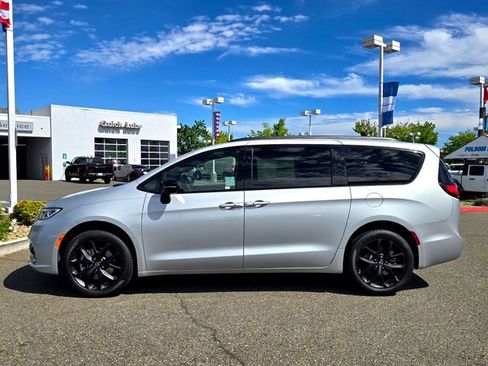 New 2026 Chrysler Pacifica Limited w/ S Appearance Package image 8