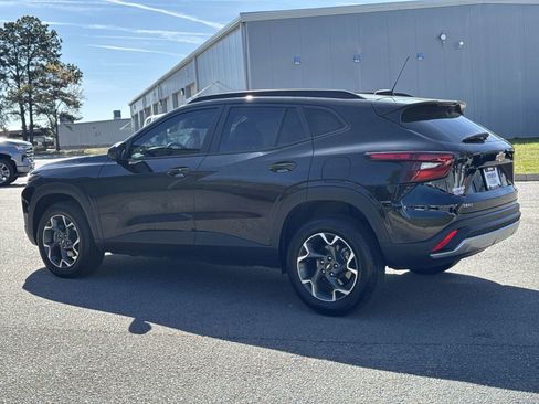 Used 2024 Chevrolet Trax LT w/ Driver Confidence Package image 8