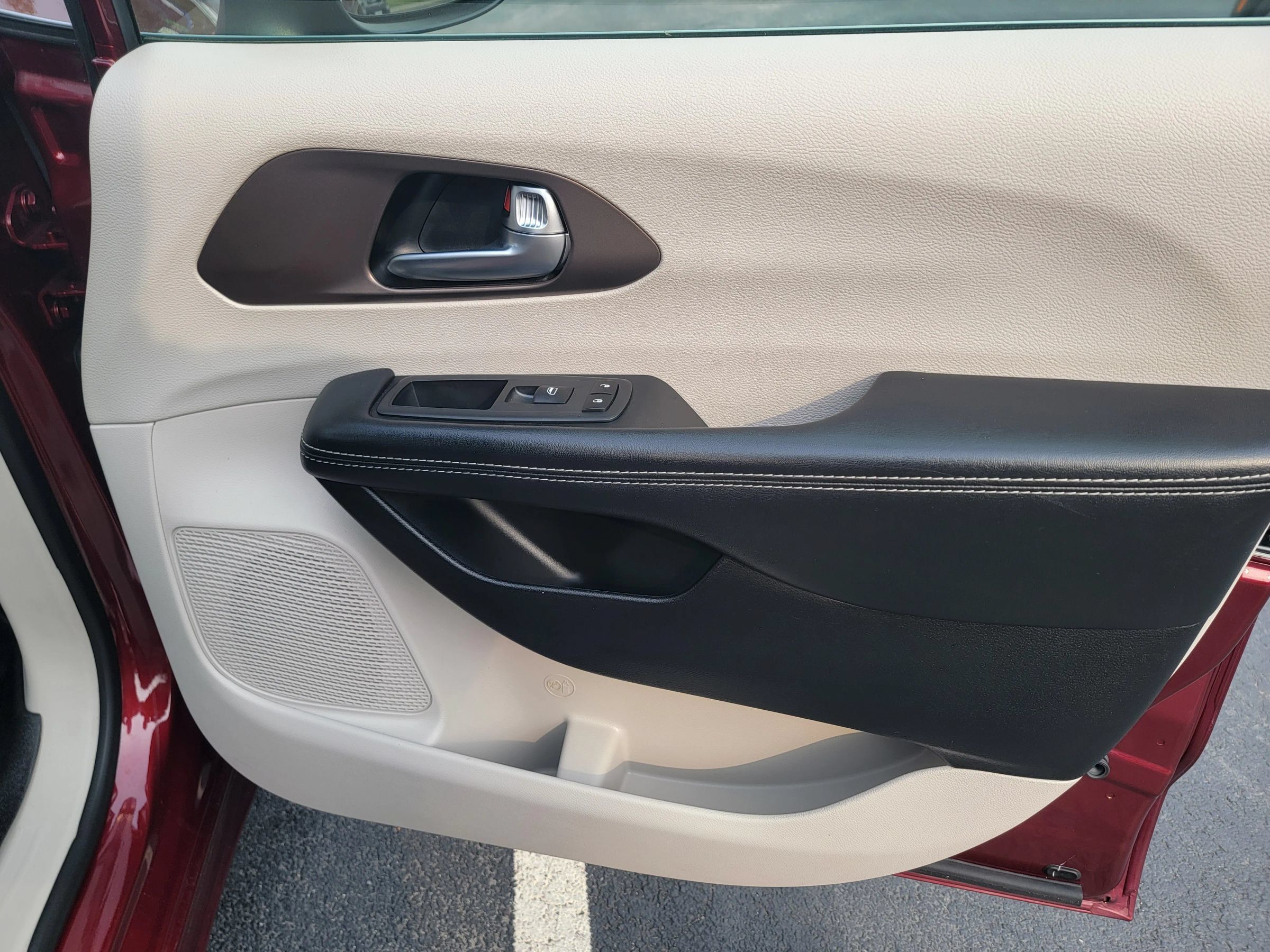 Used 2020 Chrysler Voyager L FWD image 18