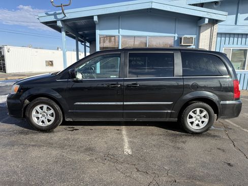 Used 2012 Chrysler Town & Country Touring w/ Entertainment Group #1 image 2