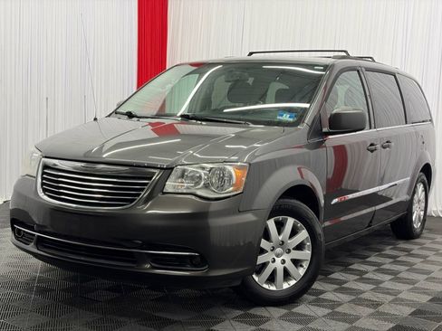 Used 2016 Chrysler Town & Country Touring FWD image 4