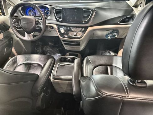 Used 2024 Chrysler Pacifica Touring-L FWD image 29