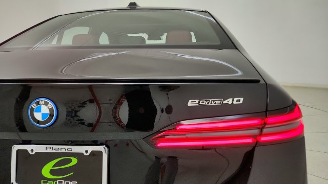 Used 2027 BMW i5 eDrive40 w/ M Sport Package RWD image 28