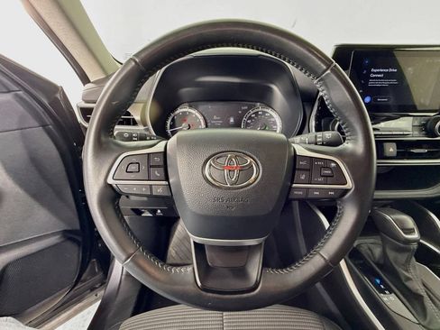 Used 2024 Toyota Highlander LE FWD image 12