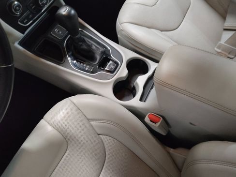 Used 2020 Jeep Cherokee Limited w/ Luxury Group FWD image 26