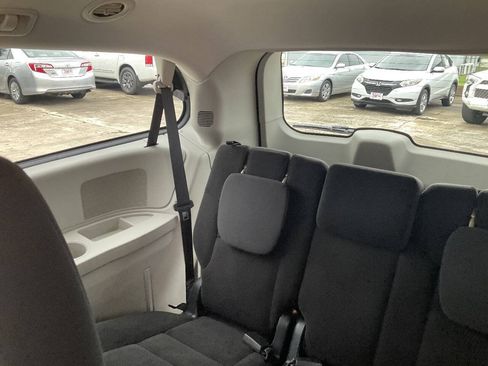 Used 2018 Dodge Grand Caravan SE FWD image 12