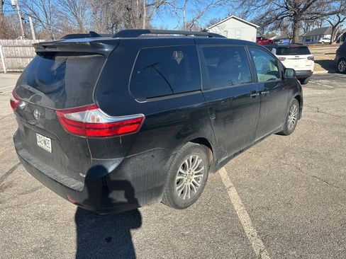 Used 2018 Toyota Sienna XLE image 6