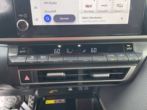 Used 2025 Toyota Camry SE AWD/4WD image 19