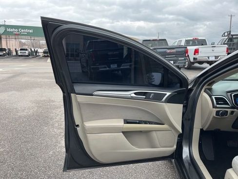 Used 2019 Ford Fusion SE FWD image 30