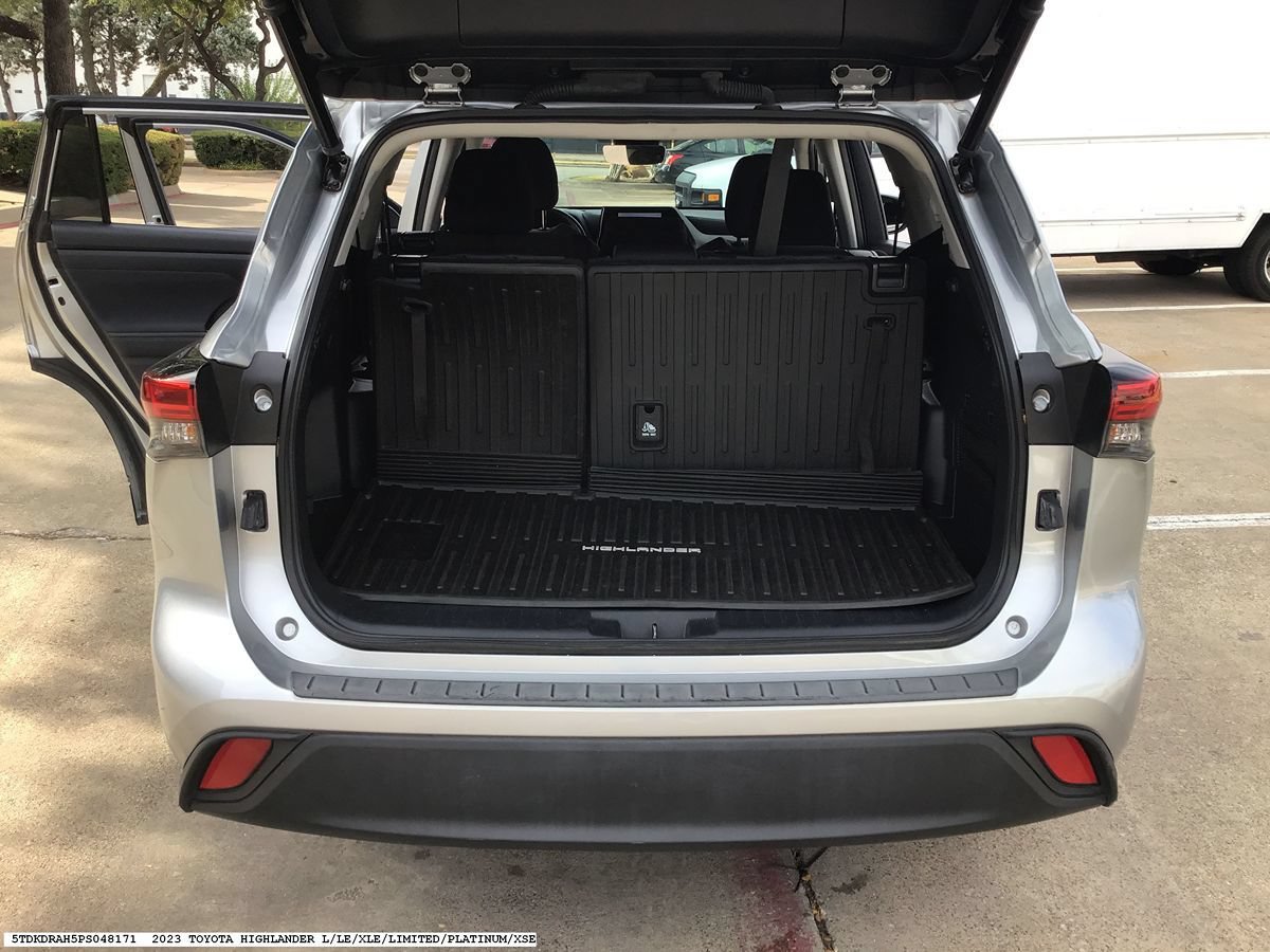 Used 2023 Toyota Highlander LE FWD image 12