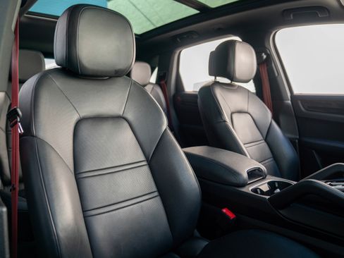 Used 2022 Porsche Cayenne image 32