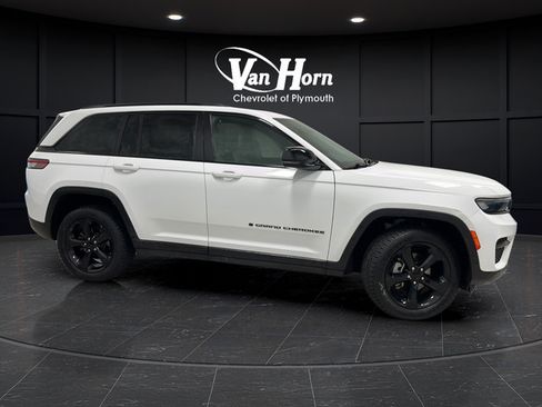 Used 2023 Jeep Grand Cherokee Altitude AWD/4WD image 8