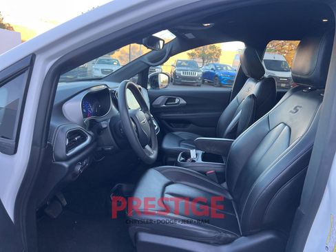 Used 2024 Chrysler Pacifica Limited FWD image 35
