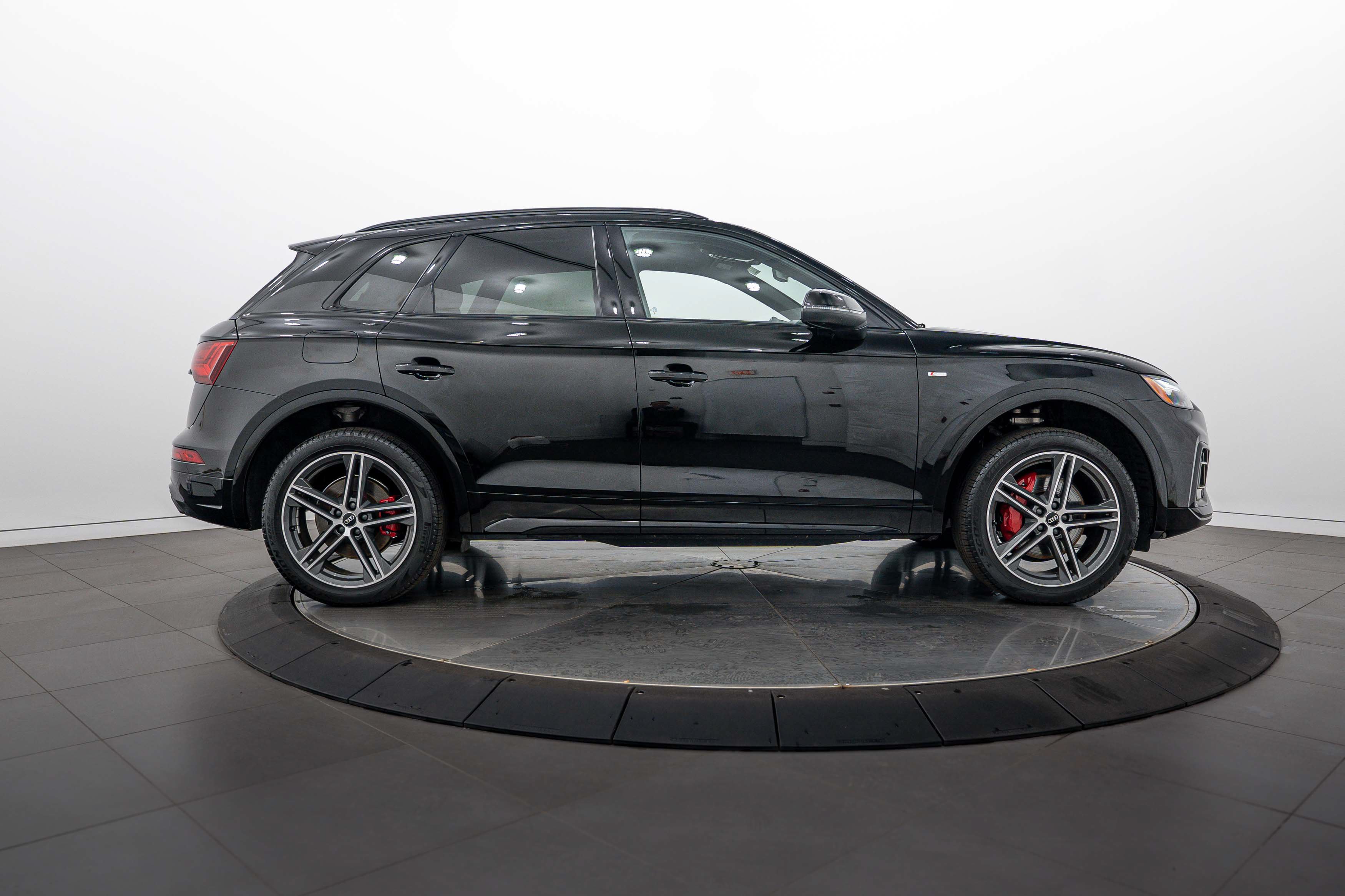 Certified 2024 Audi Q5 e Premium Plus AWD/4WD image 3