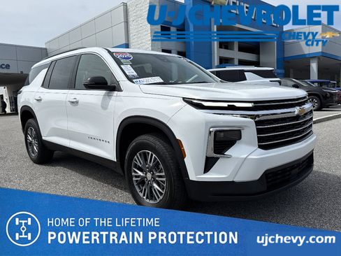 Used 2025 Chevrolet Traverse LT FWD image 1