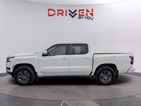 Used 2025 Nissan Frontier SV w/ SV Convenience Package image 2