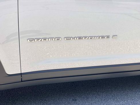 Used 2025 Jeep Grand Cherokee Laredo X w/ Luxury Tech Group I RWD image 14