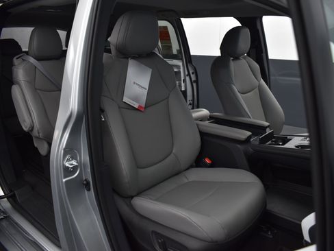 Used 2025 Toyota Sienna XLE FWD image 27