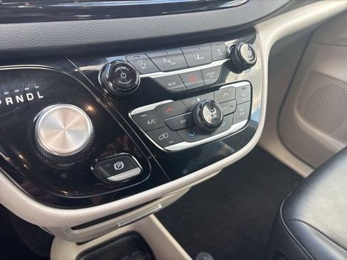 Used 2024 Chrysler Pacifica Touring-L FWD image 23