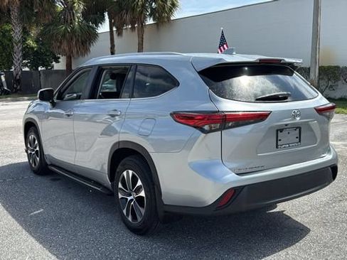 Used 2023 Toyota Highlander XLE FWD image 5