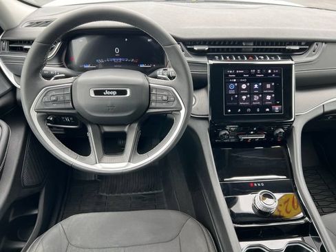 Used 2023 Jeep Grand Cherokee Laredo w/ Luxury Tech Group I AWD/4WD image 3