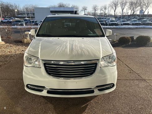 Used 2016 Chrysler Town & Country Touring image 2