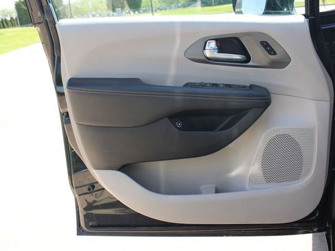 Used 2024 Chrysler Pacifica Limited FWD image 37