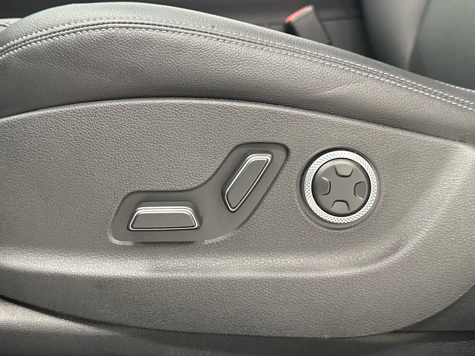Used 2025 Genesis GV70 2.5T AWD/4WD image 12