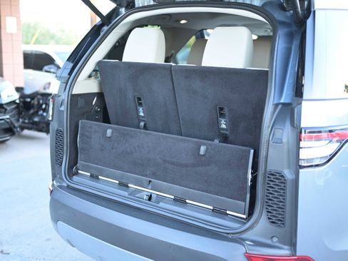 Used 2018 Land Rover Discovery SE image 16